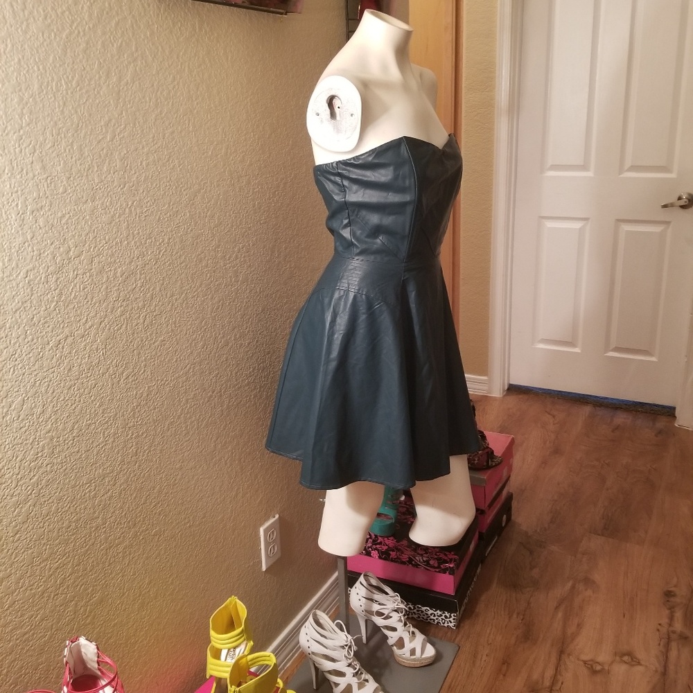 Dress - Picture 5 of 5